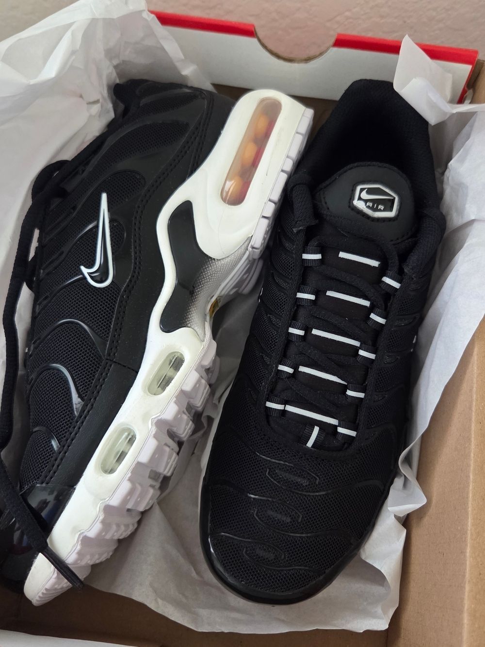 Nike WMNS Air Max Plus - Black/White (Size 6.5) - Picture 3 of 6